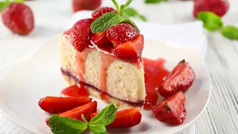 بالفيديو: طريقة عمل كيكة عيد الأضحى بالفراولة