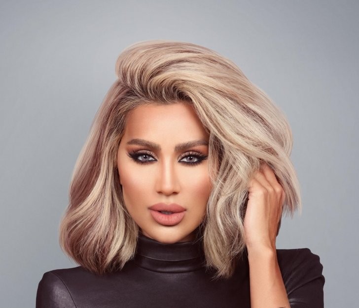 شاهد: مايا دياب تشعل مواقع التواصل الاجتماعي بإطلالة وردية شفافة