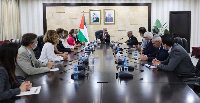 تفاصيل لقاء اشتية مع وفد برلماني بولندي في رام الله