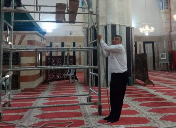تركيب الثريات الخاصة بمصلى الإسحاقية في الحرم الإبراهيمي