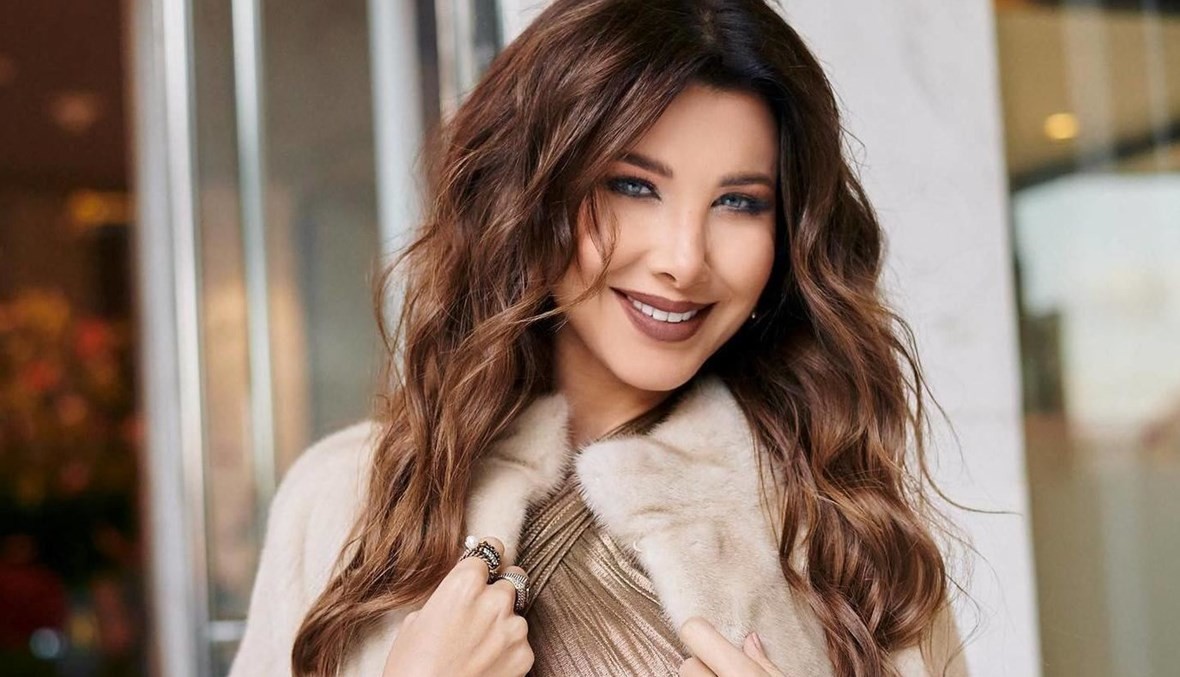 شاهد: لن تصدق.. ما فعلته نانسي عجرم لحظة رفع الأذان والصلاة وهي تغني على المسرح