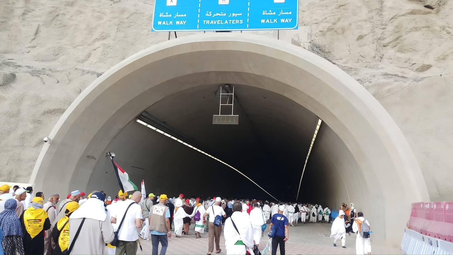 حجاج فلسطين يواصلون رمي الجمرات في مشعر منى