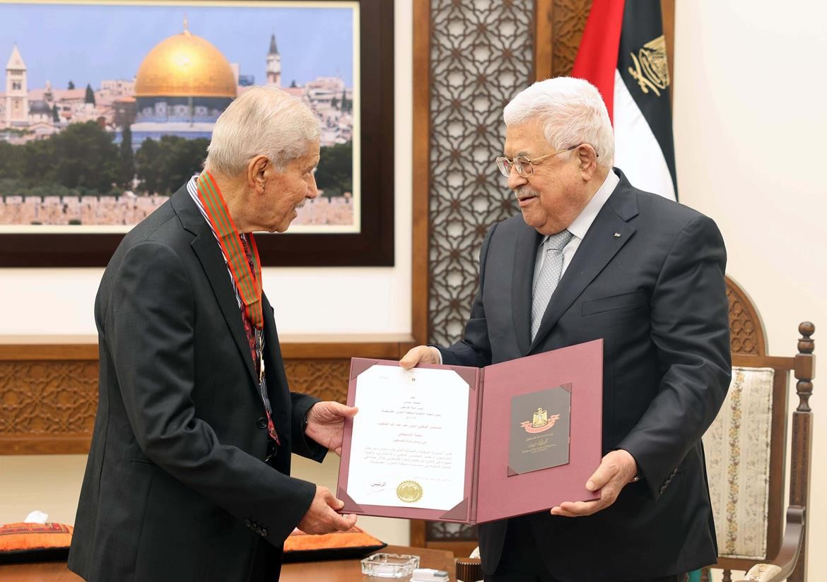 بالصور: الرئيس عباس يُقلد عددًا من المناضلين الوطنيين نجمة الاستحقاق