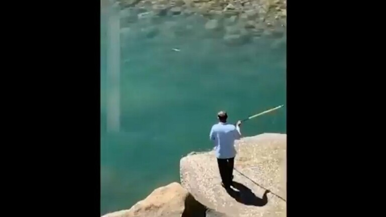 بالفيديو: صيني يصطاد سمكة في لمح البصر