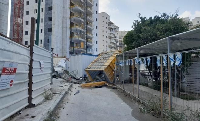 وفاة عاملين وإصابة آخرين جراء سقوط حاوية في الداخل المحتل