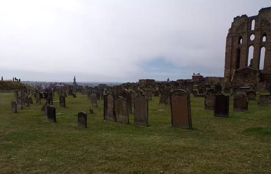 بريطانية تلتقط صورة مرعبة أمام مقابر تاريخية تزعم إنها لـ"شبح"