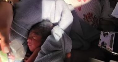 زوجان يساعدان راكبة لتضع طفلها برحلة طيران