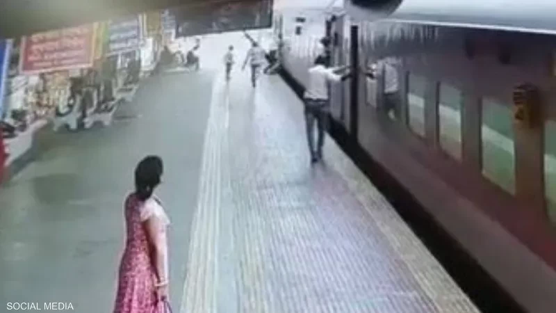 بالفيديو: شجاعة شرطية تنقذ امرأة مسنة وابنها بمحطة قطار