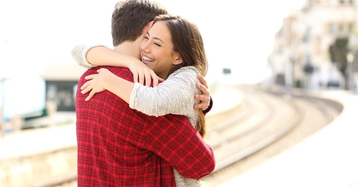 من شدة الاحتضان... امرأة صينية تقاضى زميلها فى العمل لكسر ضلوعها