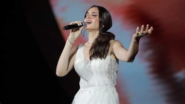 آمال ماهر تفاجئ جمهورها بأداء الأذان بصوتها على خشبة المسرح