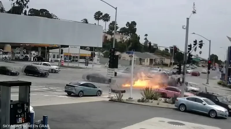 بالفيديو: سائقة طائشة تقتل 6 أشخاص في حادث مروري "مرعب"