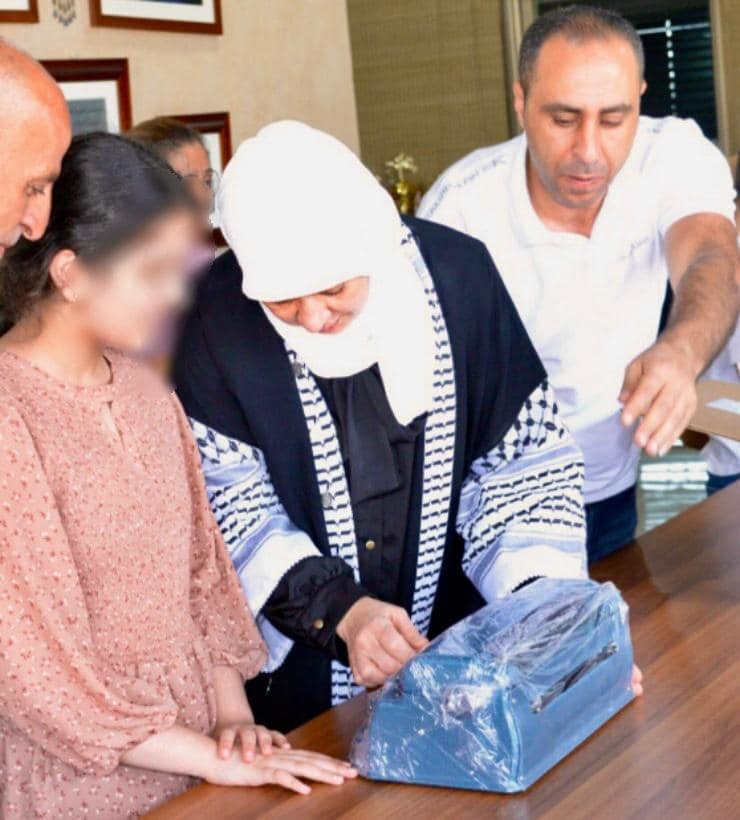 محافظ رام الله تُسلم طابعات "بريل" وحواسيب لعدد من الطلبة المكفوفين