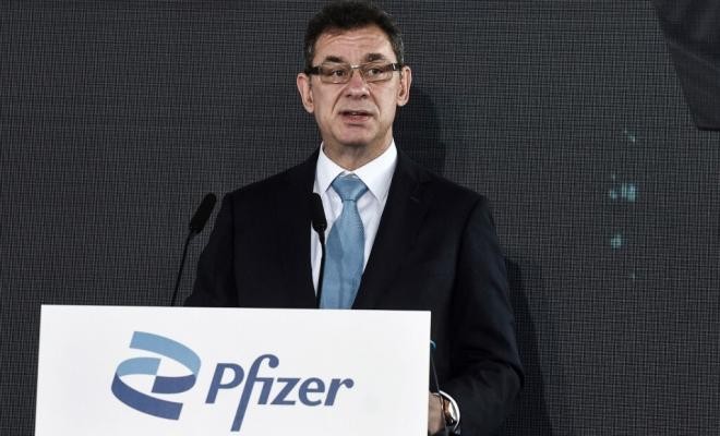 رئيس شركة "فايزر" يُعلن إصابته بفيروس "كورونا"