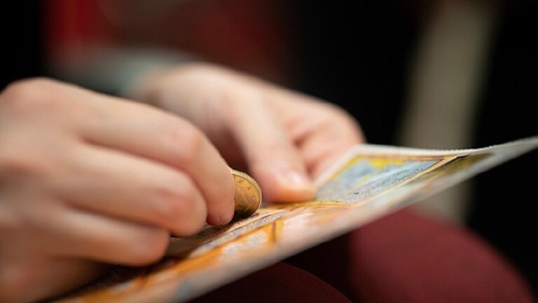 شاهد: الحظ يبتسم لشاب مرتين ويفوز بـ 100 ألف دولار