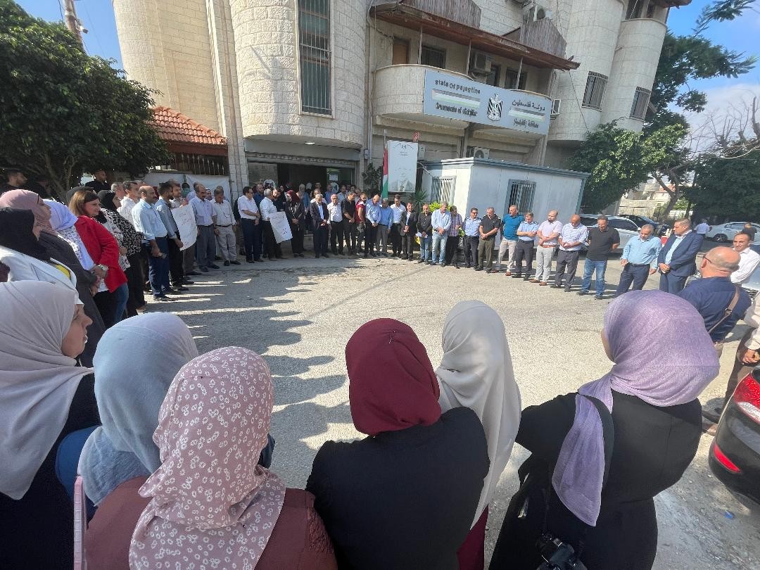 وقفة أمام مقر محافظة قلقيلية احتجاجًا على اعتقال محافظ القدس