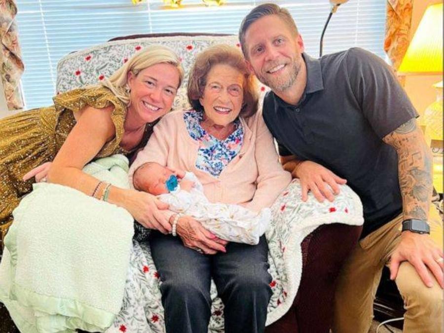 أمريكية بعمر 99 تستقبل حفيدها رقم 100