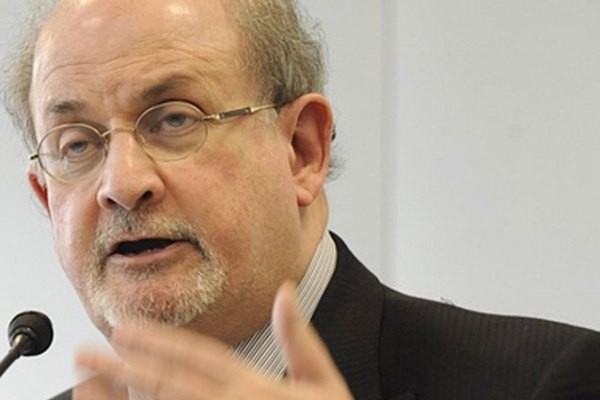 ما هي آخر تطورات الحالة الصحية للكاتب البريطاني سلمان رشدي؟