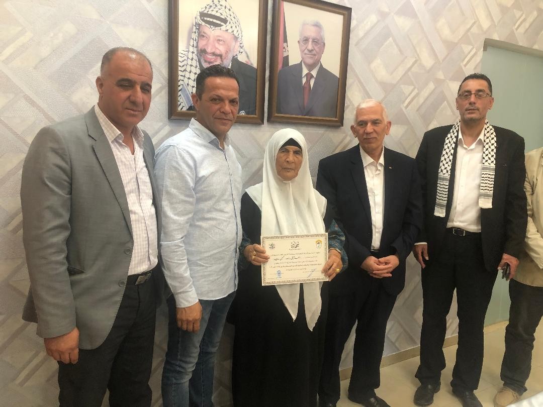 محافظ بيت لحم يُكرم أسرى في سجون الاحتلال