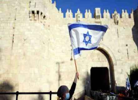 شُبان يتصدون لمستوطن بعد رفعه علم الاحتلال في القدس المحتلة