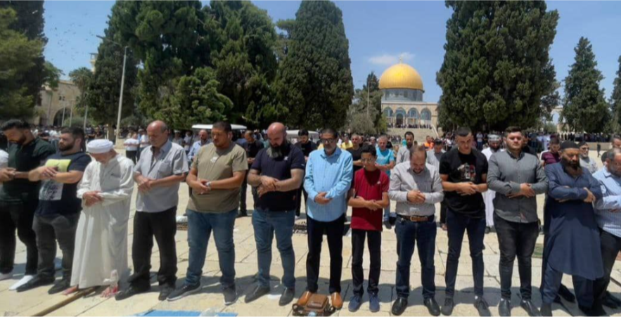 عشرات الآلاف يؤدون صلاة الجمعة في باحات المسجد الأقصى المبارك
