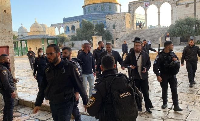 بالفيديو: لحظة اقتحام المتطرف بن غفير المسجد الأقصى