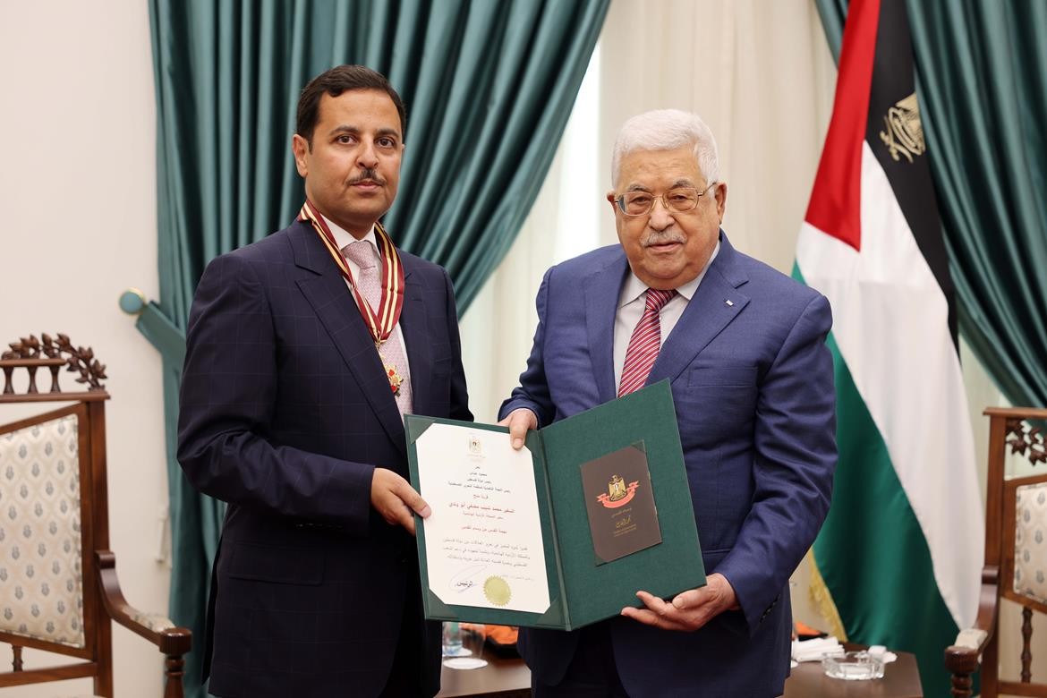 الرئيس عباس يُقلد السفير الأردني نجمة القدس بمناسبة انتهاء مهامه