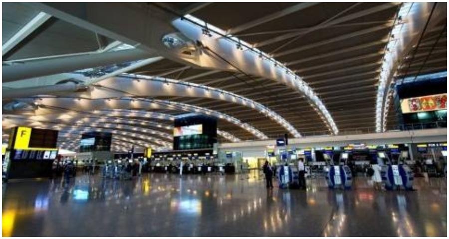 ركاب فى مطار مانشستر يقتحمون "سير الحقائب" بعد تأخر أمتعتهم لساعات