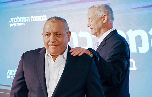 هارتس : "المعسكر الرسمي" تعبير مدوٍّ عن عجز إسرائيل الإستراتيجي