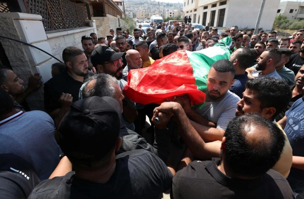جماهير شعبنا تُشيع جثمان الشهيد سفيان الخواجا في رام الله