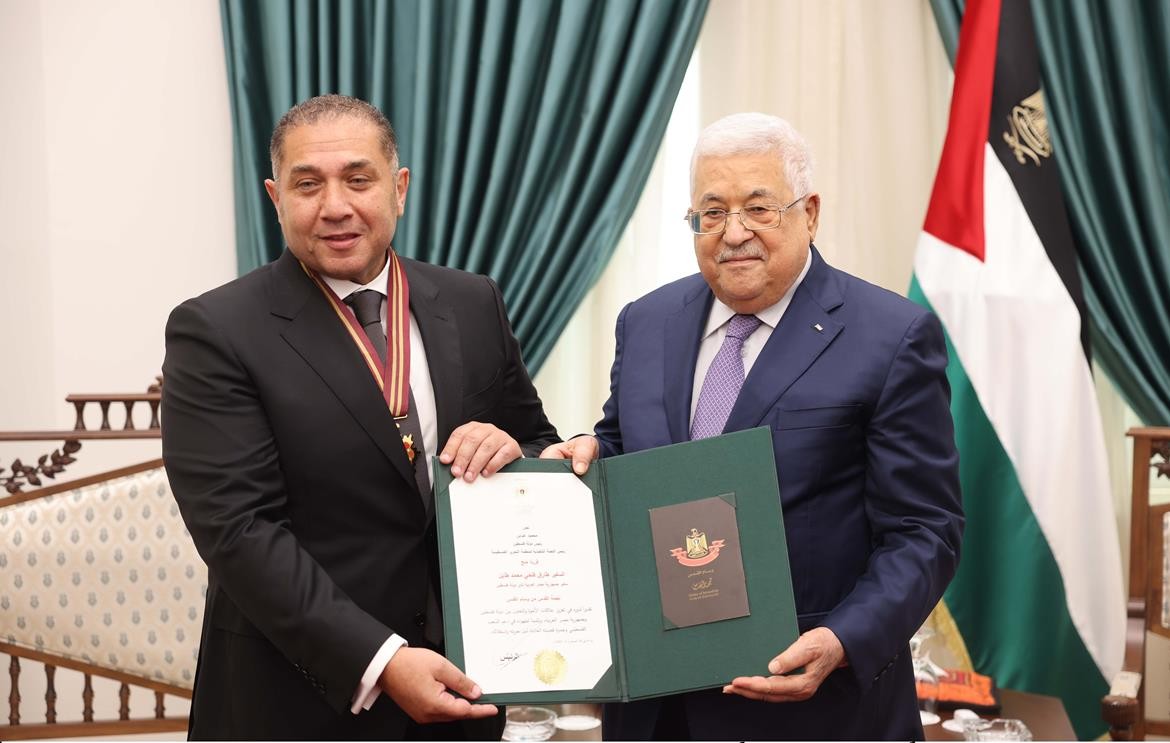 الرئيس عباس يمنح السفير المصري وسام نجمة القدس