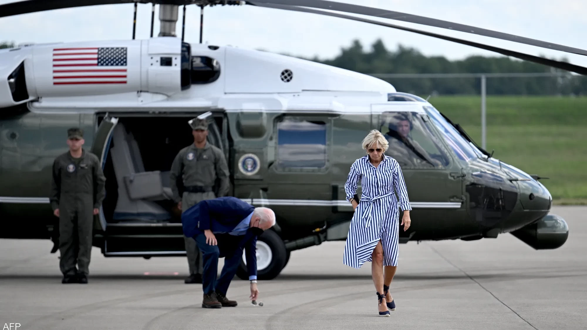 بالفيديو: بايدن يتعثر في ارتداء السترة وزوجته تتدخل