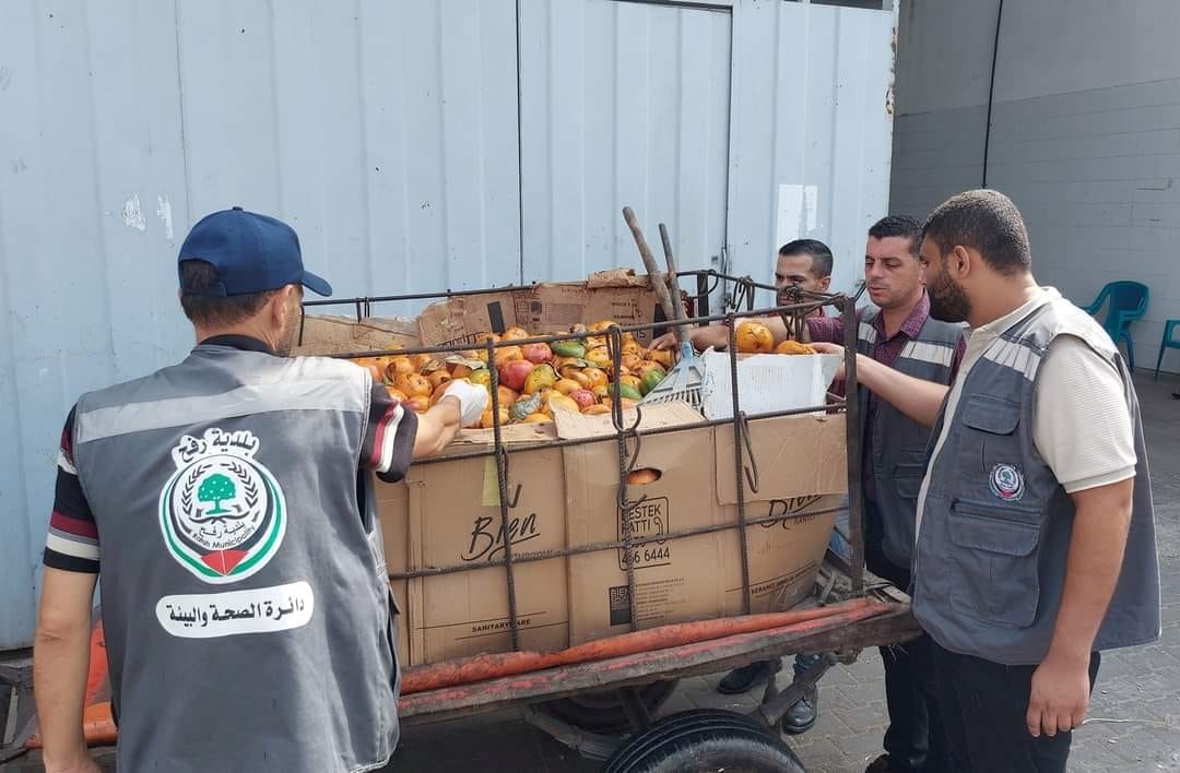 شرطة البلديات تضبط طنًا من فاكهة المانجا الفاسدة في رفح