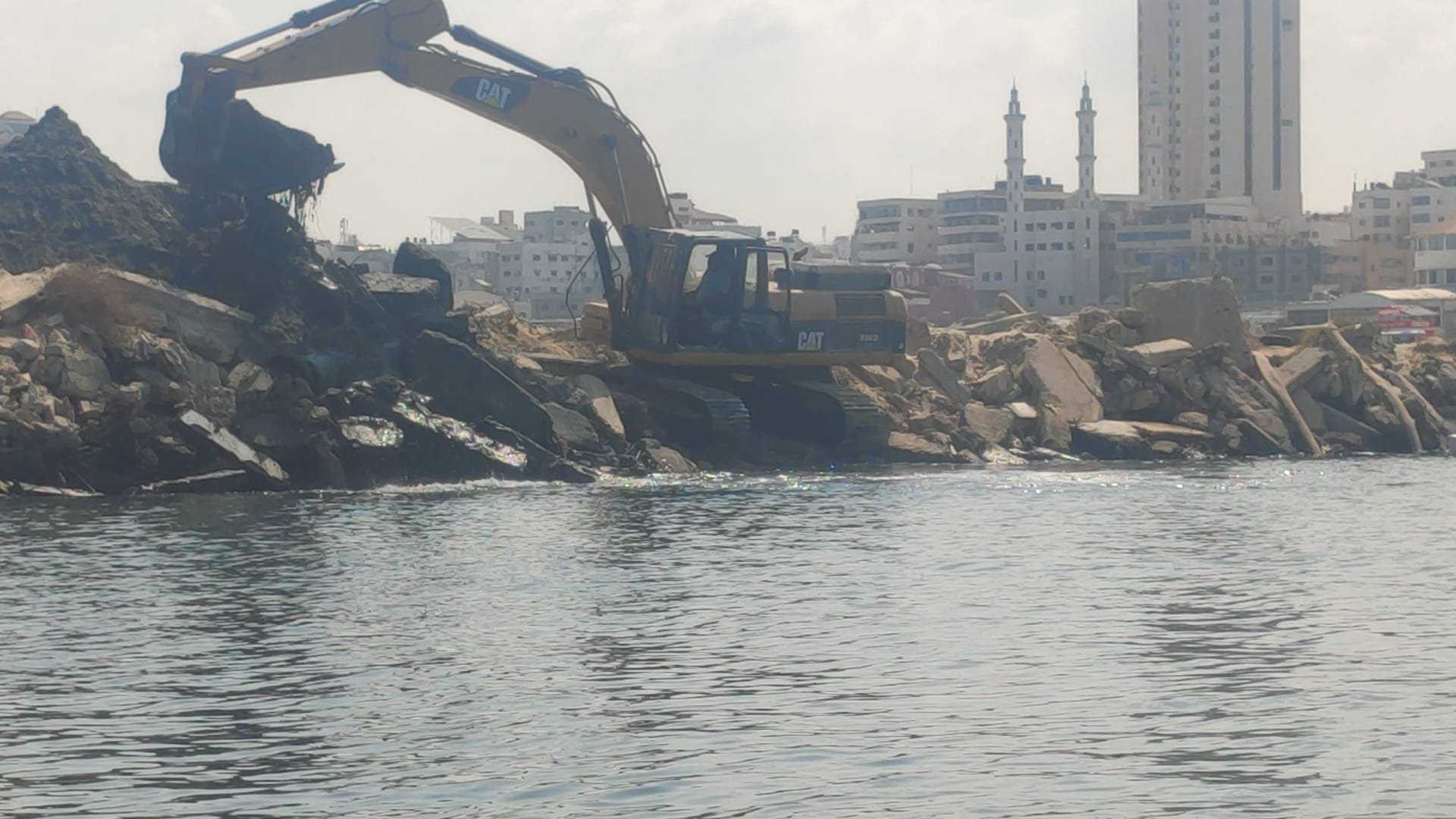 سلطة الموانئ البحرية تشرع بتعميق حوض ميناء غزة البحري