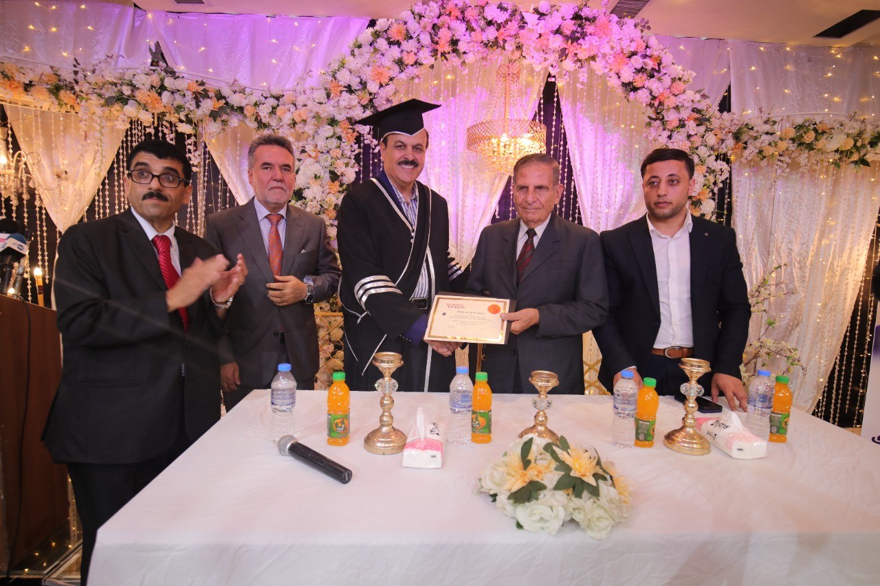 جامعة "فانريدج" الأمريكية تمنح الفلسطيني عبد الكريم الغفري شهادة الدكتوراة الفخرية
