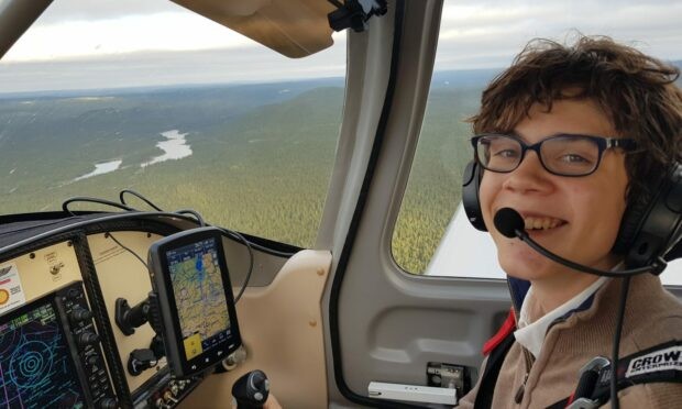 مراهق يحاول الحصول على لقب أصغر طيار فى العالم