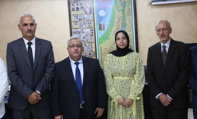 الأزهر بغزة تقدم منحة دراسية كاملة للطالبة آية أبو الخير