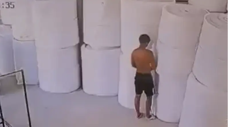 عامل فضولى يشعل "الفوم" ويسبب حريقًا ضخمًا فى مستودع بالصين