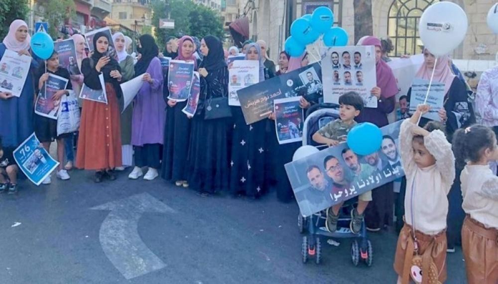أهالي المعتقلين السياسين يدعون للمشاركة في وقفتهم الأسبوعية برام الله