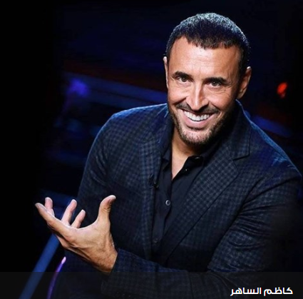 شاهد: كاظم الساهر يجلس على الارض في المطار..صورة تصدرت التريند