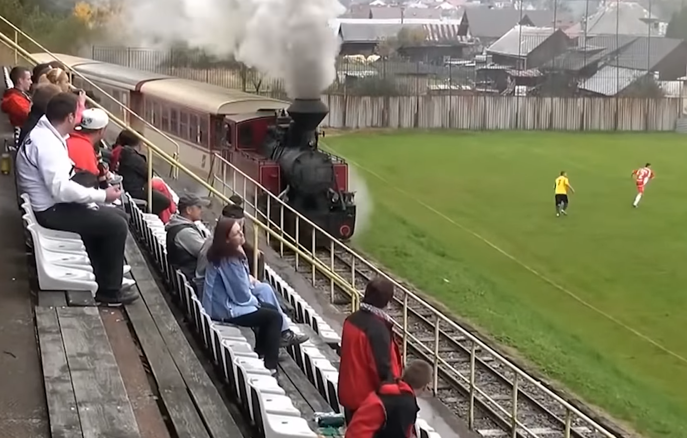 قطار سكة حديد يمر بانتظام عبر ملعب كرة قدم سلوفاكى يتحول لمزار سياحى