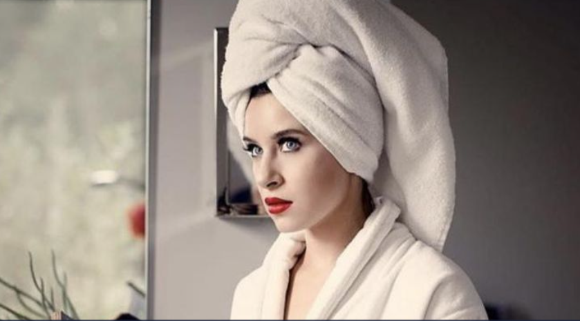 راقصة أمريكية تدخل نادى المليونيرات بطريقة غريبة