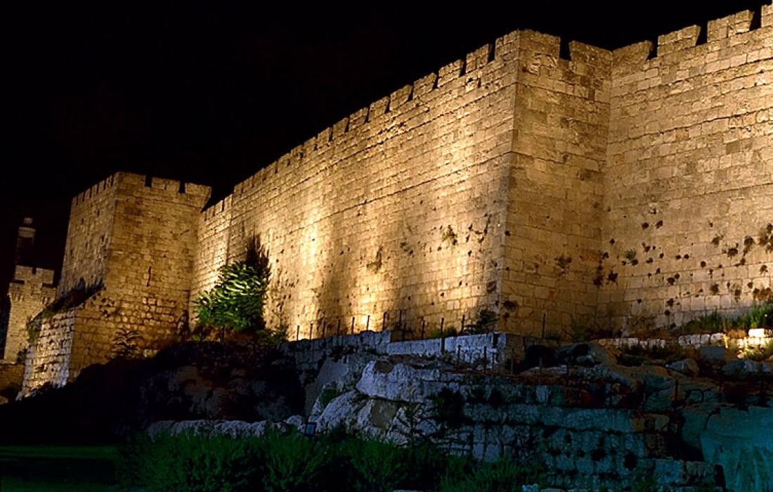 بلدية الاحتلال تشوه سور القدس التاريخي برسومات وشعارات تلمودية