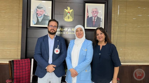 المحافظ غنام تلتقي بمدير البعثة الفرعية للصليب الأحمر في الضفة والقدس