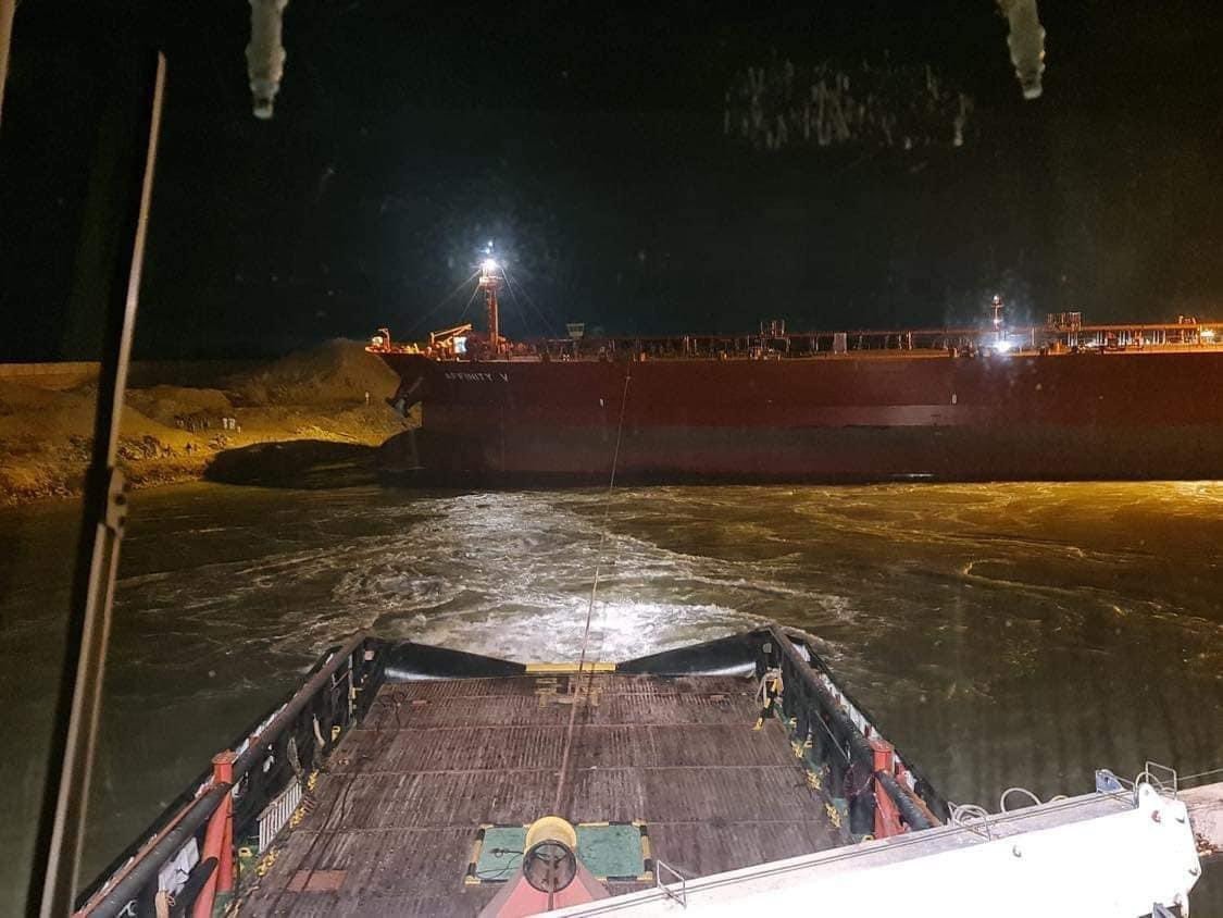 وحدات الإنقاذ تتمكن من تعويم ناقلة وقود بعد جنوحها في قناة السويس