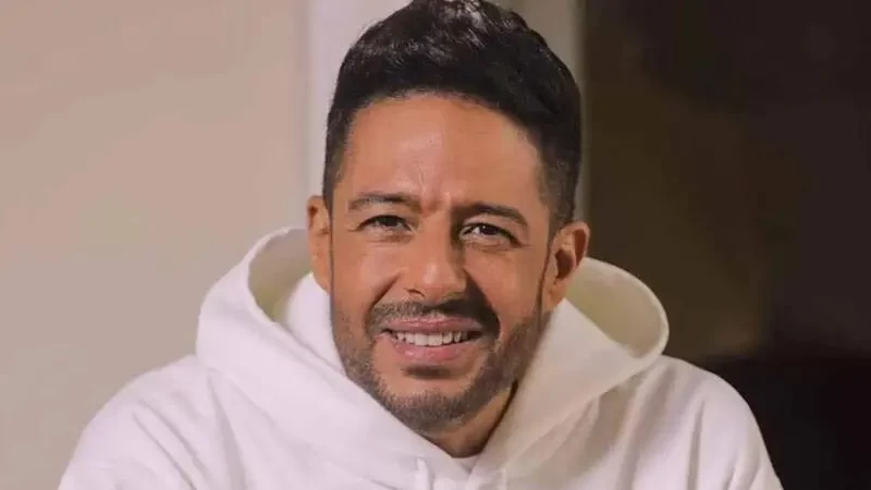 محمد حماقي يشعل أجواء العلمين..ويكشف عن تاتو باسم ابنته