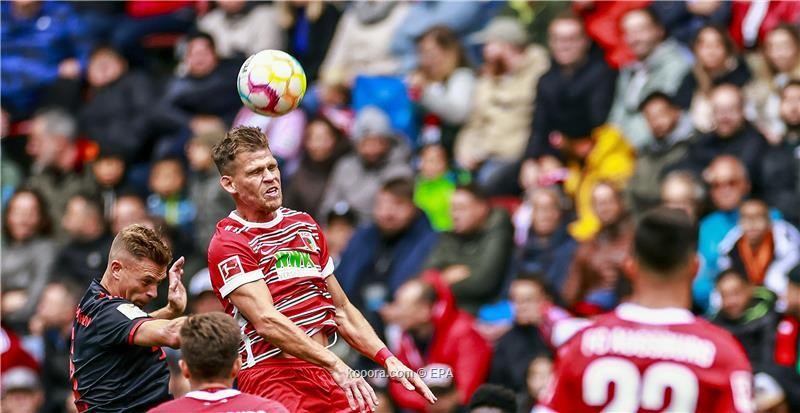 الدوري الالماني بالصور : أوجسبورج يذيق البايرن خسارته الأولى بالبوندسليجا