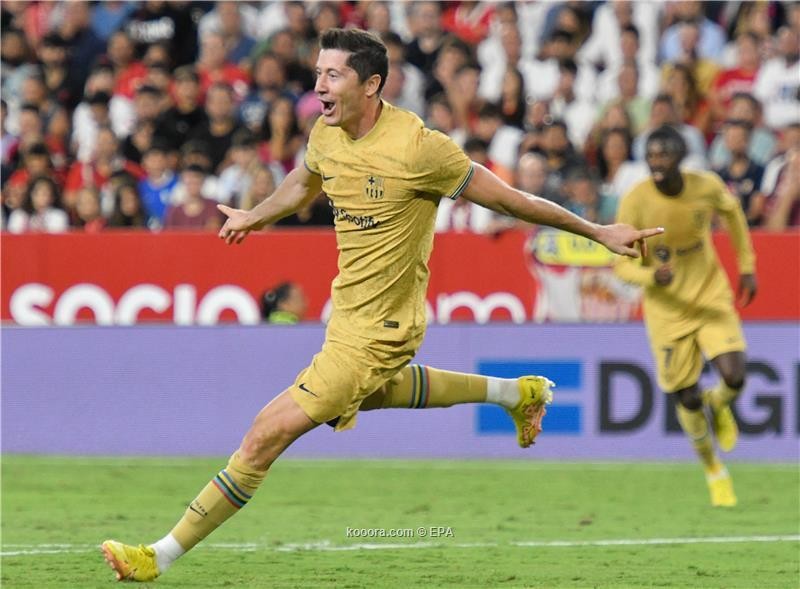 بالصور: برشلونة يقفز للوصافة بثلاثية في إشبيلية