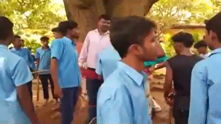 بالفيديو: طلاب هنود يربطون أستاذ رياضيات بشجرة ويضربوه بعد منحهم درجات متدنية