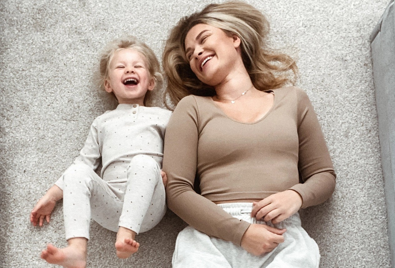 بريطانية تخاف من مسك إيد أى مريض حتى ابنتها