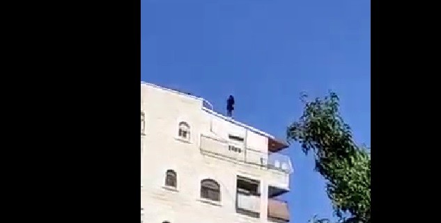 شاهد بالفيديو: لحظة إلقاء فتاة نفسها من أعلى سطح منزلها في القدس